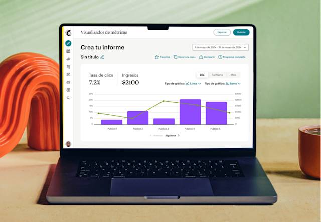 Pantalla de computadora portátil que muestra el visualizador de métricas de Mailchimp, que incluye opciones para comparar la tasa de clics y los ingresos totales durante un periodo ajustable.